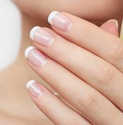 Làm móng tay kiểu Pháp.