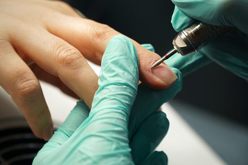 Manicura rusa, manicura hecha con e-file